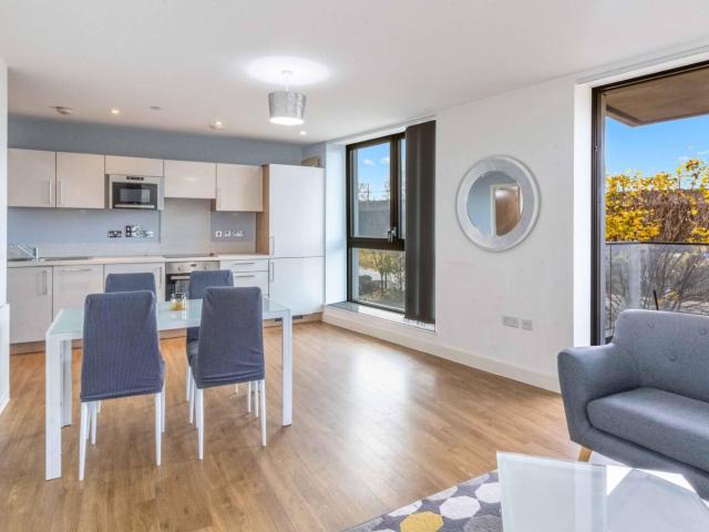 Flat to Rent: Connaught Heights, E16