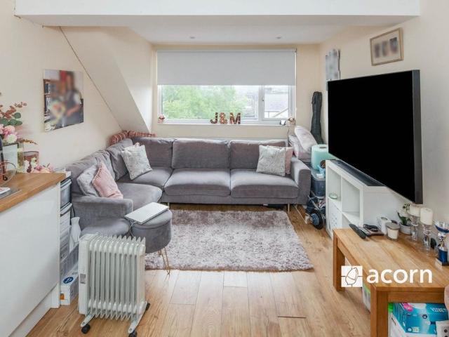 Flat to rent Croydon Road, London, SE20