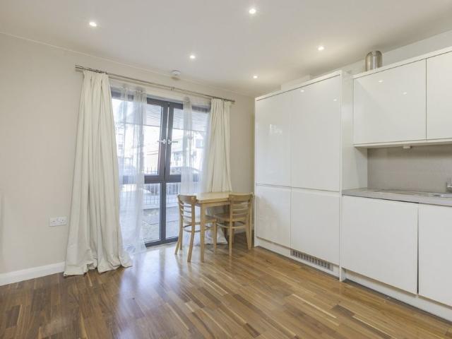 Flat to rent Azalea Drive, Swanley, BR8