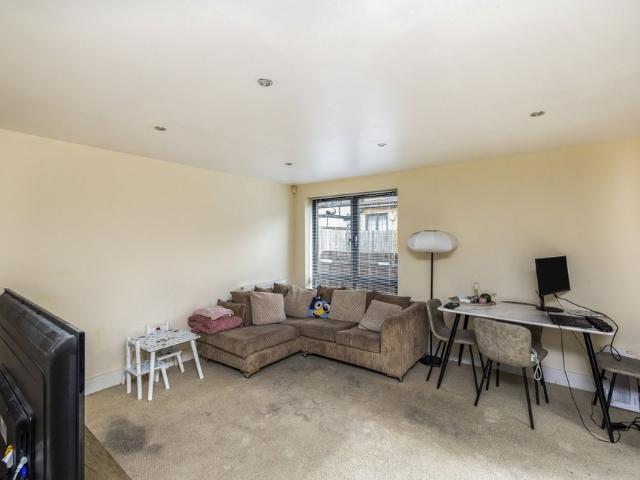 Flat to rent Dacre Park, Lewisham, SE13