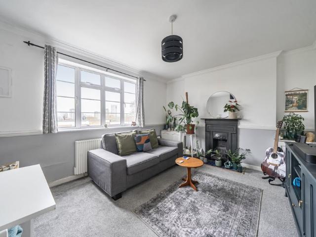 Flat to rent Dartmouth Grove, London, SE10