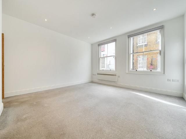 Flat to rent High Street, Gravesend, DA11