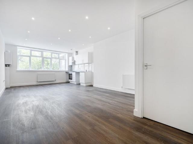 Flat to rent High Street, Sittingbourne, ME10