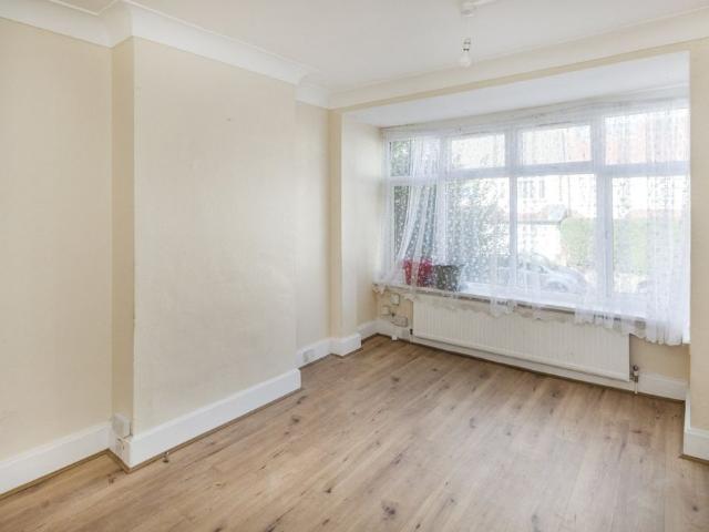 Flat to rent Hythe Road, Thornton Heath, CR7
