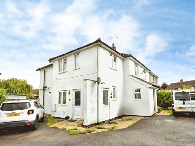 Flat To Rent In Churchill Avenue, HP21