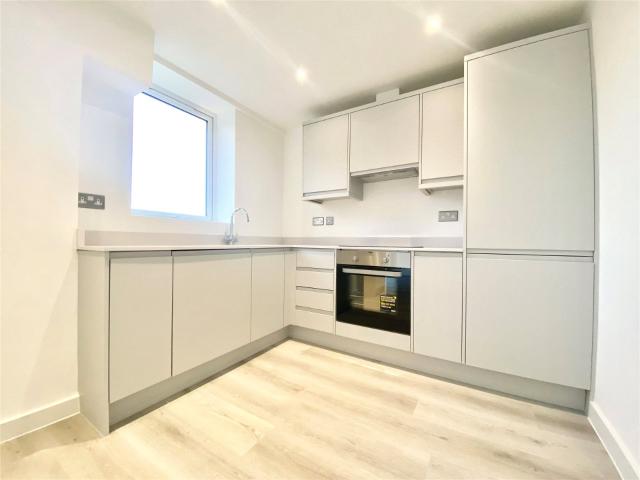 Flat to Rent in Berkshire Oaklands Park WOL260001