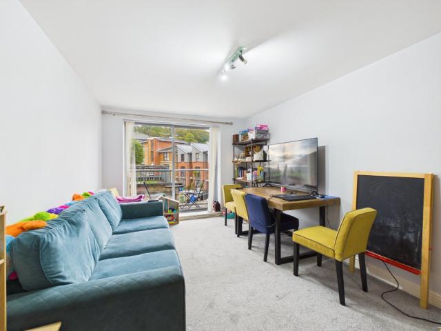 Flat to Rent in Farnborough Brand House JSF180157