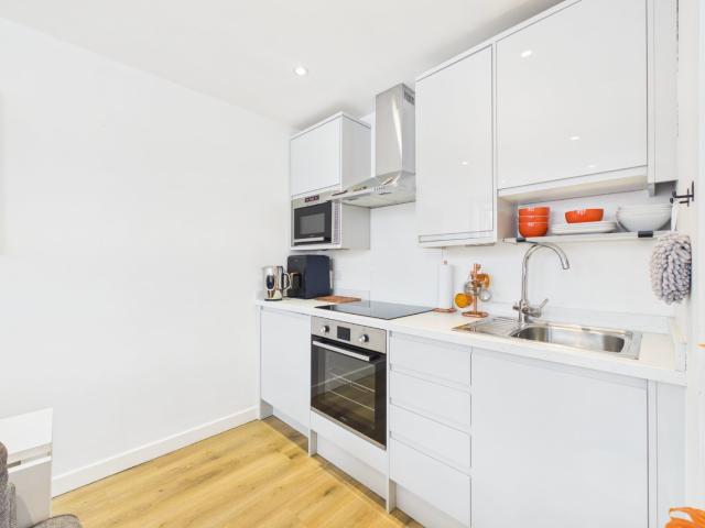 Flat to Rent in Farnborough Victoria Road JSF260300