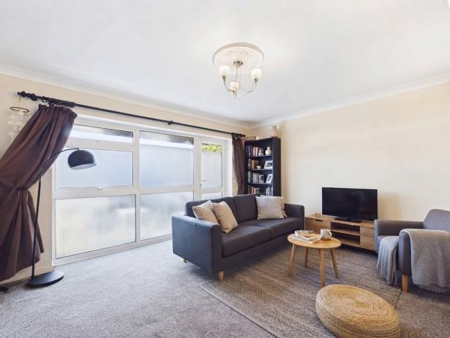 Flat to Rent in Slough Arundel Court PML260274