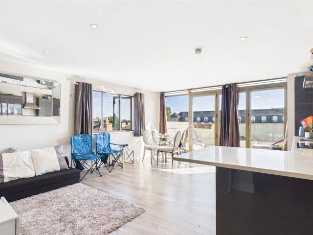 Flat to Rent in Staines Upon Thames Bridge Street STL250339
