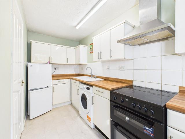 Flat to Rent in Staines upon Thames Dutch Barn Close STL250367