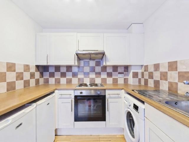 Flat to Rent in Surrey Fairfield Avenue STL250112