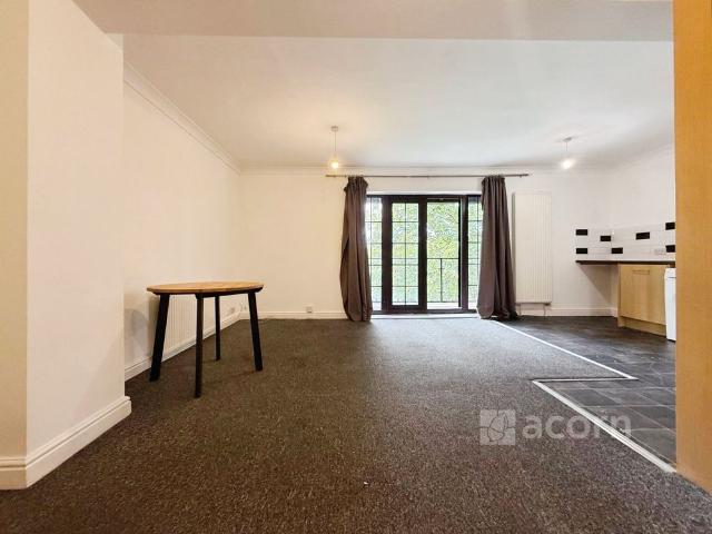 Flat to rent Mounts Road, Greenhithe, DA9