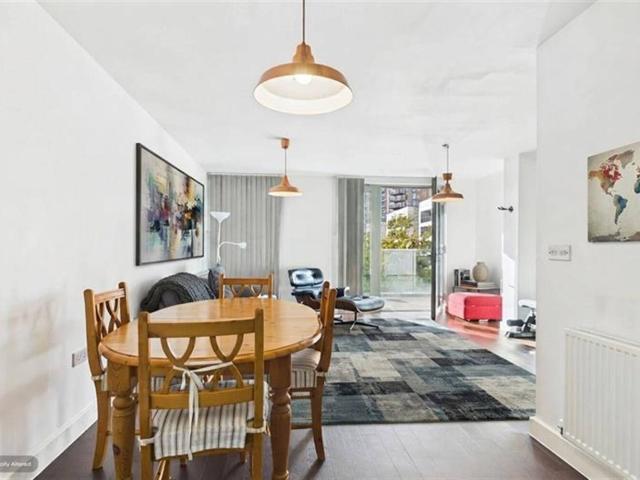 Flat to Rent: Meadow Court, E16