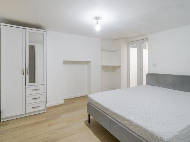 Flat to rent Milkwood Road, London, SE24