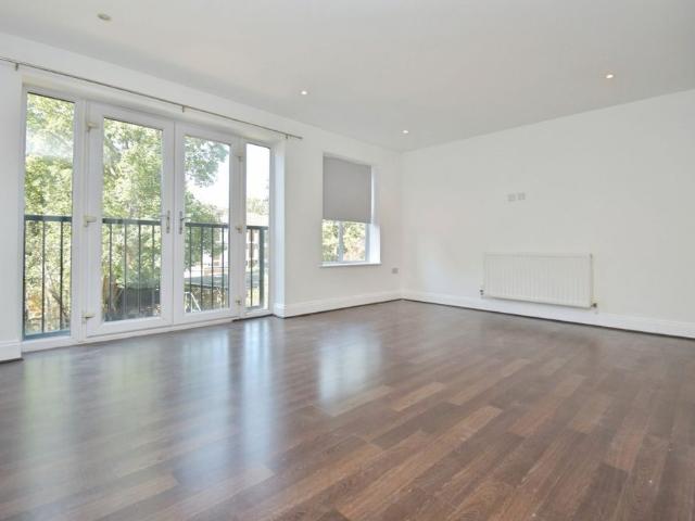 Flat to rent Plaistow Lane, Bromley, BR1
