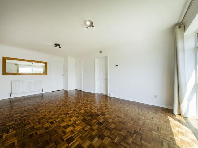 Flat to rent Woodstock Gardens, Beckenham, BR3