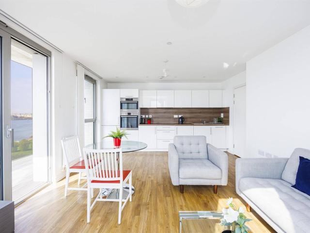Flat to Rent: Waterside Heights, E16