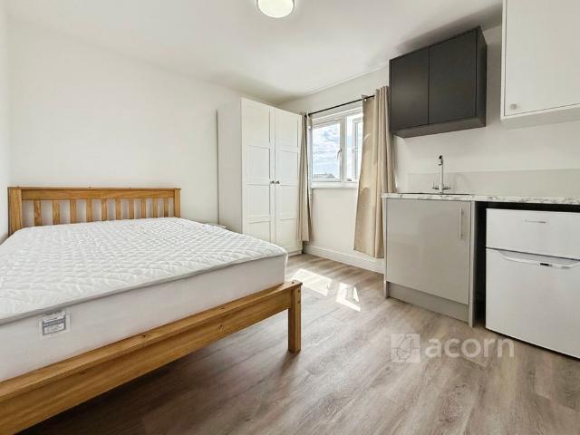 Flat to rent Waid Close, Dartford, DA1