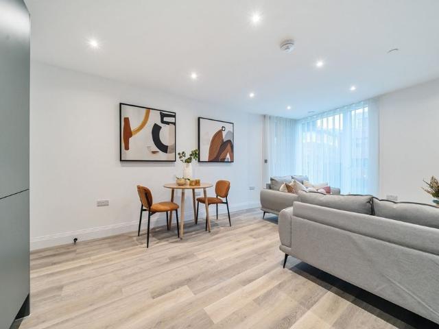 Flat to rent Tweedy Road, Bromley, BR1