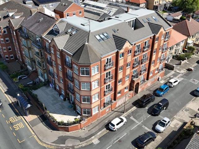 Flat, Victoria Court, a Victoria. 1 bed flat to rent £650 pcm £150 pw