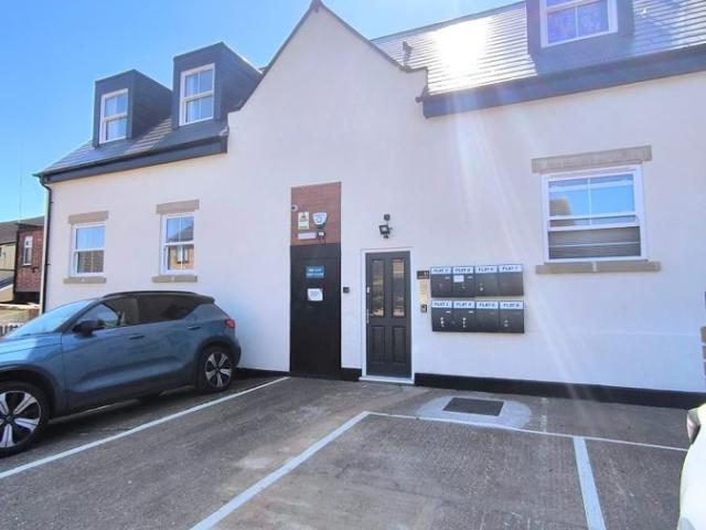 Flat, Warrens Close, Irthlingborough, Wellingborough NN9, 2 bed flat to rent, £1,000 pcm | PrimeLocation