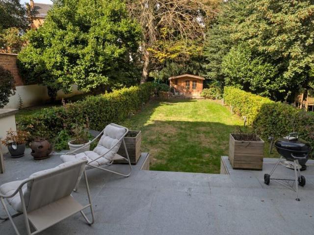 Flat with separate bedroom & garden