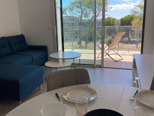 flat with swimming pool on rooftop close to sea