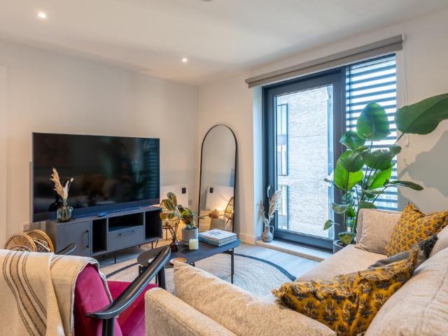 Flat 1402, Pall Mall Press, 34 Pall. 2 bed flat to rent £1,550 pcm £358 pw