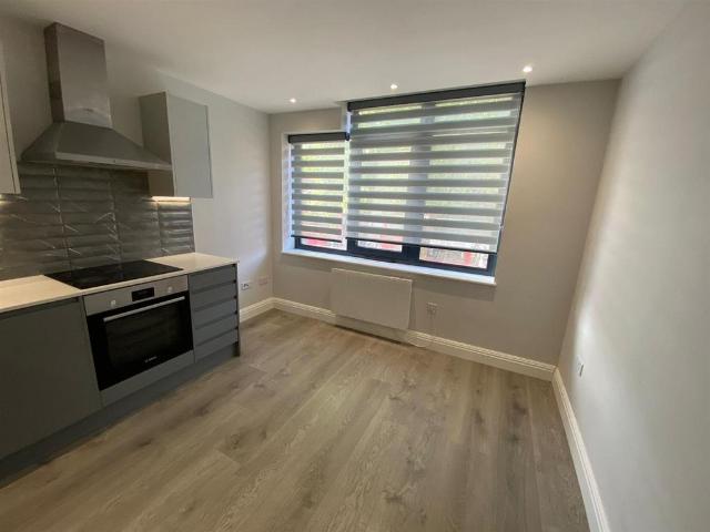 Flat 17 Francis House, 760 762. House to rent £1,450 pcm £335 pw