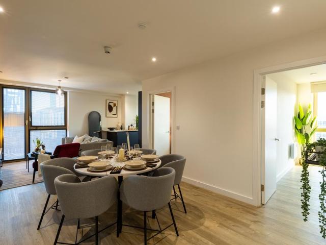 Flat 1007, 166 Rockingham Street 3 bed flat to rent £2,100 pcm £485 pw