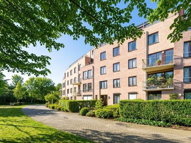 Flat 100 m2 Woluwe private garden & parking