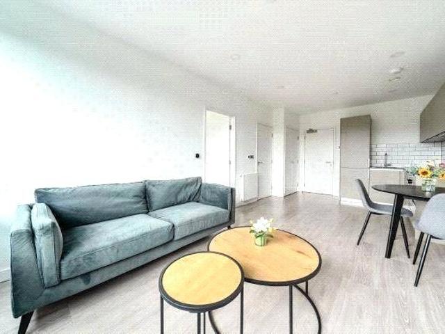 Flat 101 Platform, Market Street, Bracknell RG12, 2 bed flat to rent, £1,625 pcm | PrimeLocation