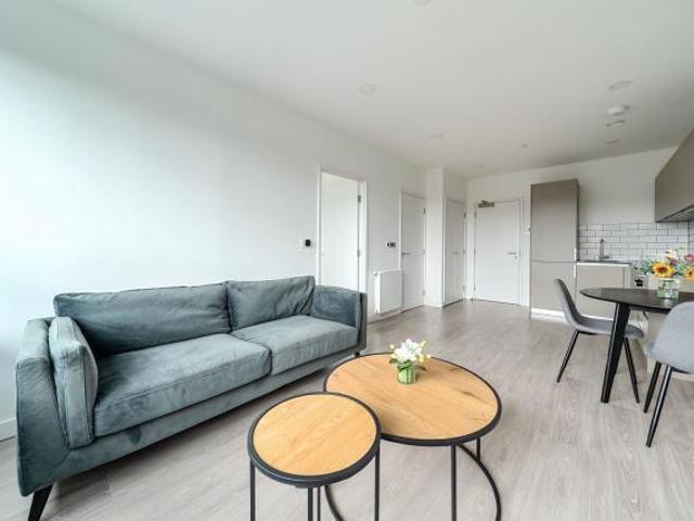 FLAT 101 PLATFORM, Market Street. 1 bed flat to rent £1,480 pcm £342 pw