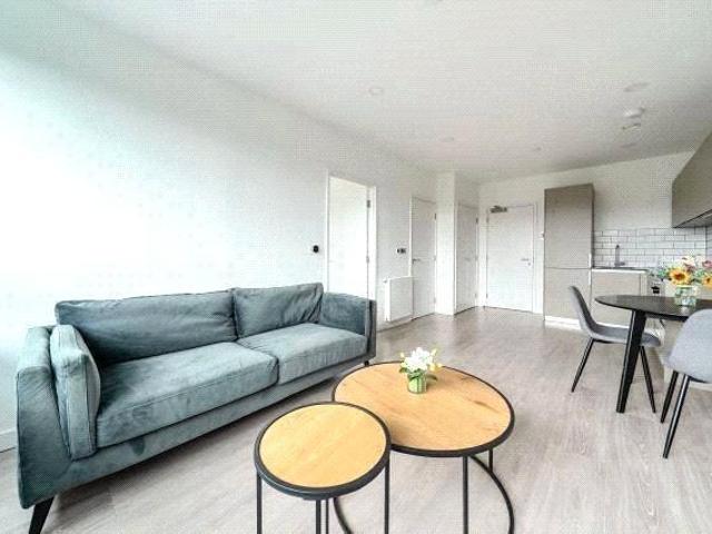 FLAT 101 PLATFORM, Market Street. 2 bed flat to rent £1,700 pcm £392 pw