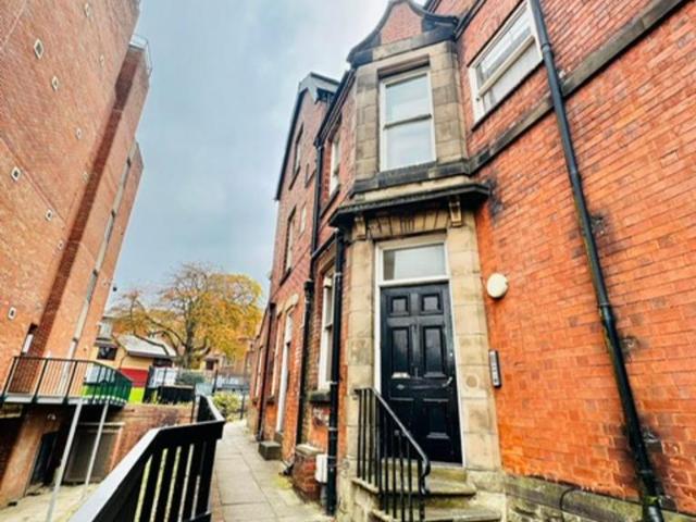 Flat 10, 5 Ednam Road, Dudley, DY1 1HL 1 bed flat to rent £725 pcm £167 pw