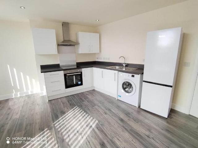 Flat 13, 1 Pole Street, Derby Court. 3 bed apartment to rent £1,100 pcm £254 pw