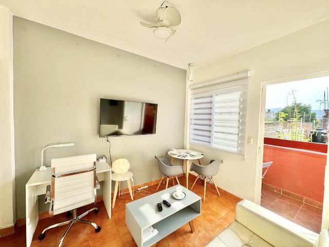 Flat 1/3_ 500mbps Wifi, Desk with office chair