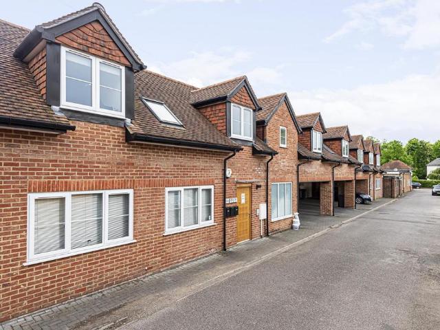 Flat 1, 26 Station Parade, East Horsley 2 bed house to rent £1,200 pcm £277 pw