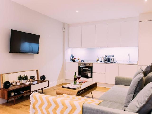 Flat 1, 38 Charleville Road, London W14 2 bed apartment to rent £3,200 pcm £738 pw