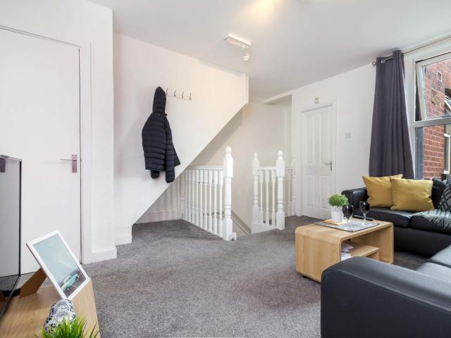 Flat 1, 390 KIRKSTALL ROAD Leeds LS4 2HQ