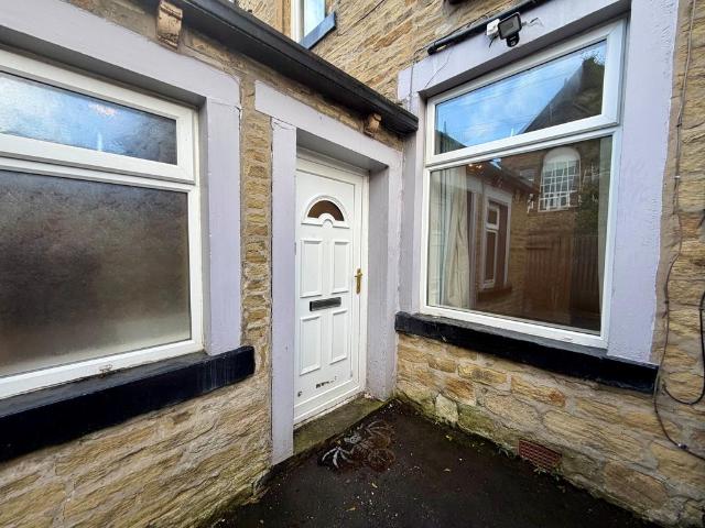 Flat 1 50 Portland Street, Colne, BB8 1 bed flat to rent £575 pcm £133 pw