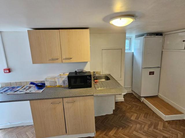 Flat 1, 5 Seaforth Grove, Leeds Studio to rent £475 pcm £110 pw