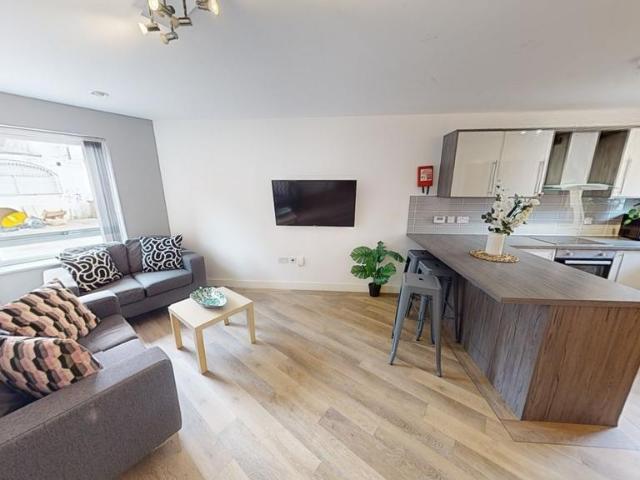 Flat 1, 6 Kilbourn Street. 3 bed ground floor flat to rent £1,937 pcm £447 pw
