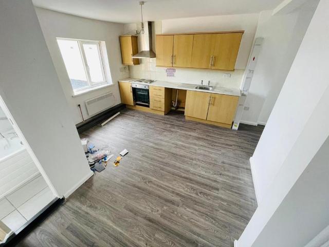 flat 1, 95 High Street, Dudley, DY1 1QP 2 bed flat to rent £725 pcm £167 pw