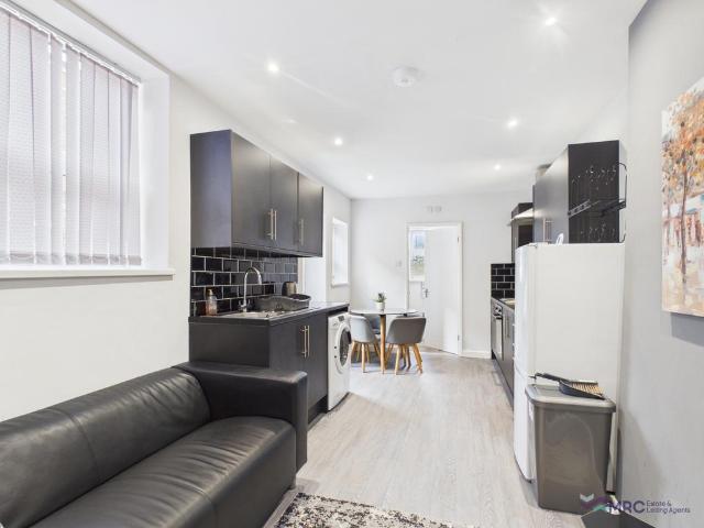Flat 1, Albert Avenue, Hull, HU3 1 bed flat to rent £750 pcm £173 pw