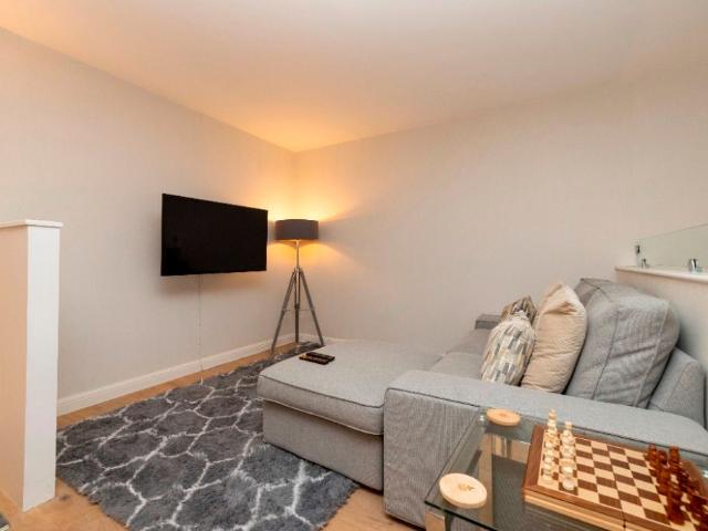 Flat 1, Mcdonald Road, Broughton, Edinburgh EH7, 1 bed flat to rent, £1,650 pcm | PrimeLocation