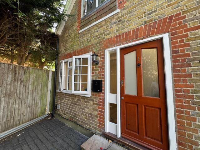 Flat 1 The Homstead Barley Mow Road. Studio to rent £1,050 pcm £242 pw