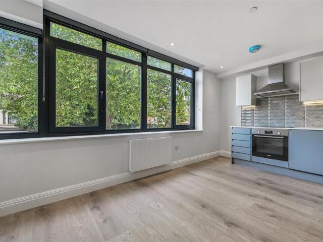 Flat 24 Francis House, 760 762. House to rent £1,500 pcm £346 pw