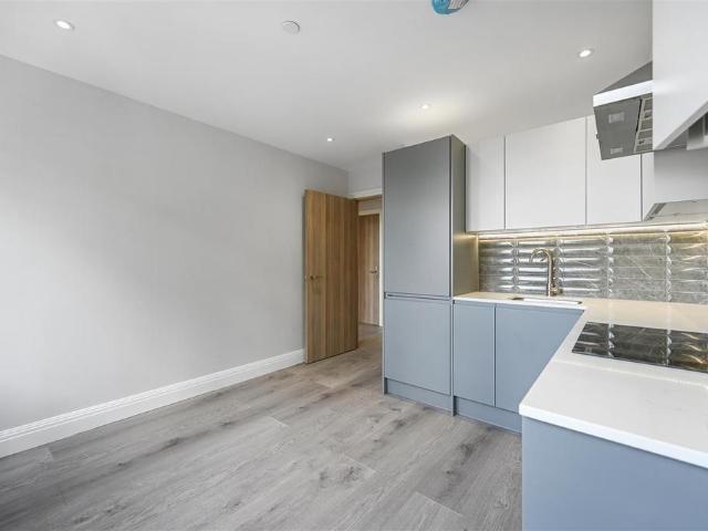 Flat 27 Francis House, 760 762. House to rent £1,400 pcm £323 pw
